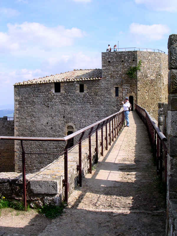 Passaggio sulle mura della Fortezza di Montalcino - 2